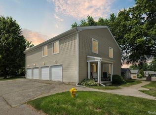 1216 Leisure Dr, Flint, MI 48507