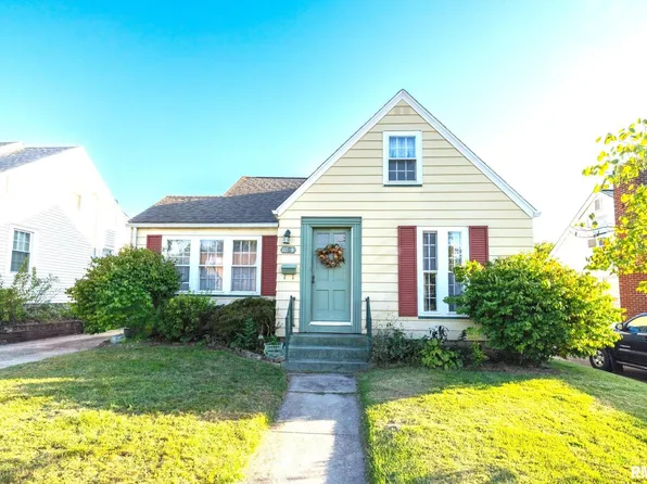 1004 Saint Julian St, Pekin, IL 61554