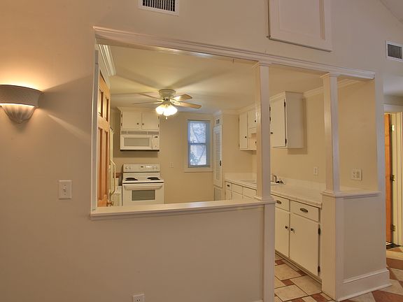 4th image of 209 E Voorhis Ave