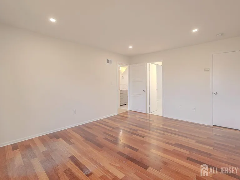 26 Farnham Sq — Photo 26