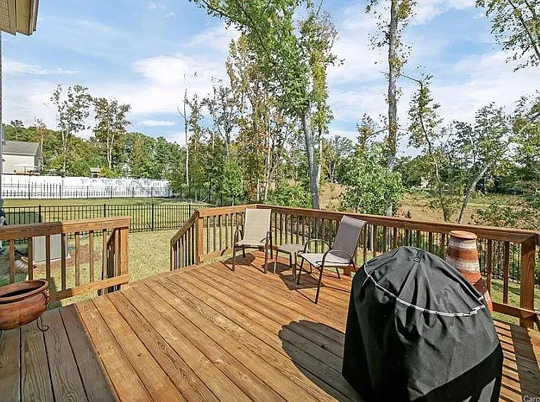 1422 Kings Grove Dr — Photo 9