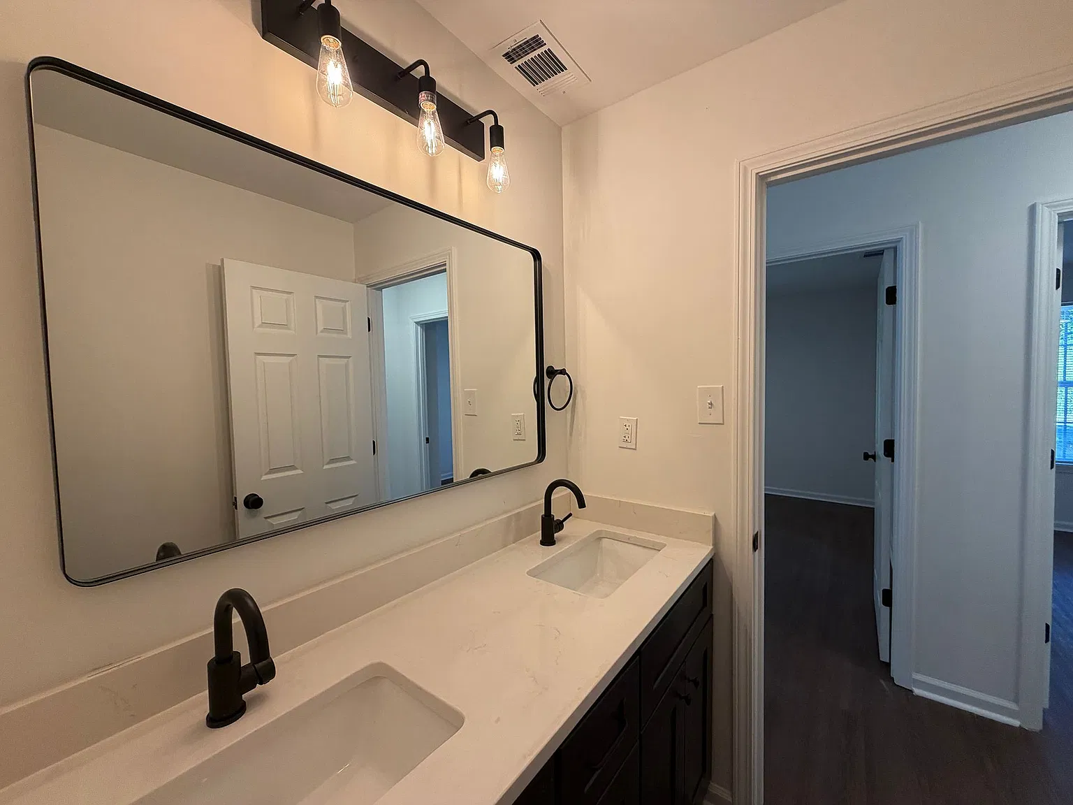 2805 Woodlawn Terrace — Photo 2