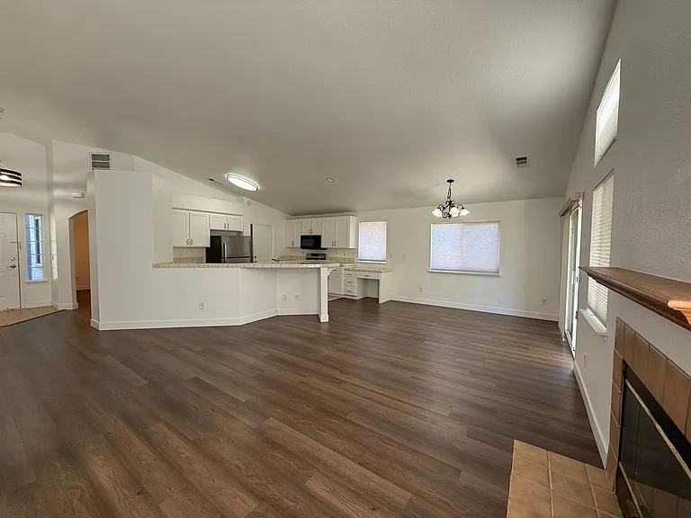 1030 Windmill Dr — Photo 5
