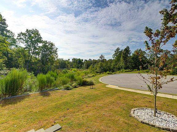 5th image of 290 Carrington Dr