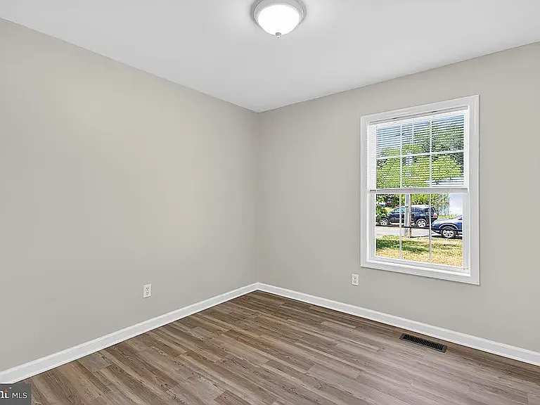 102 W East St — Photo 4