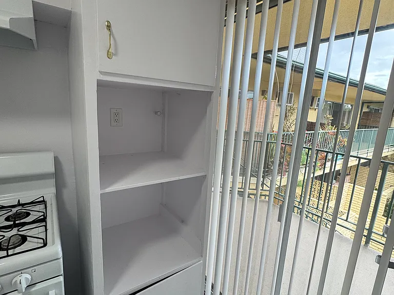 244 S El Molino Ave — Photo 36