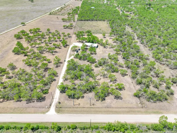 420 COUNTY ROAD 4513, Hondo, TX 78861