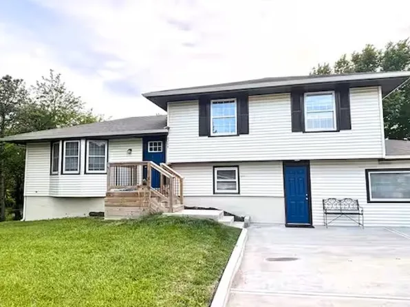 8244 Clare Rd, Lenexa, KS 66227