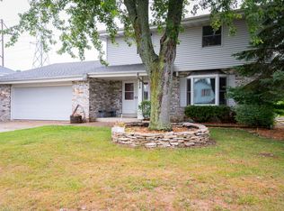 608 Deer Pass Rd, Saukville, WI 53080