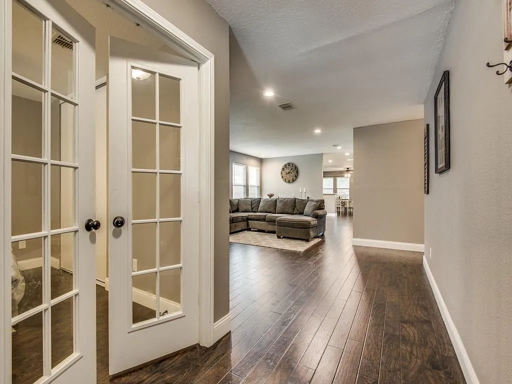 4 bed, 2098 sqft, $2,300 — Photo 3
