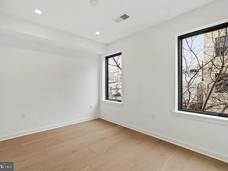 2209 Montrose St — Photo 31