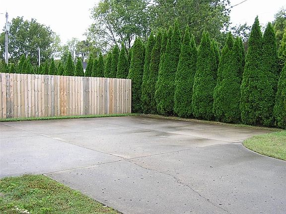 5th image of 980 Diana Dr