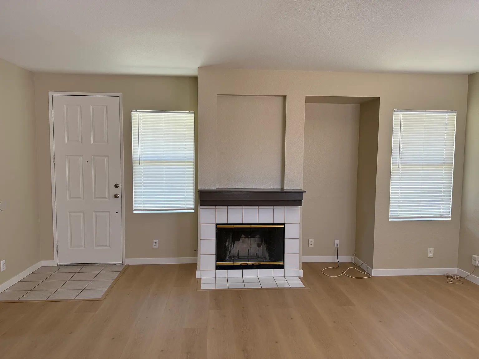3 bed, 2.5 bath, 1328 sqft, $3,195 — Photo 2