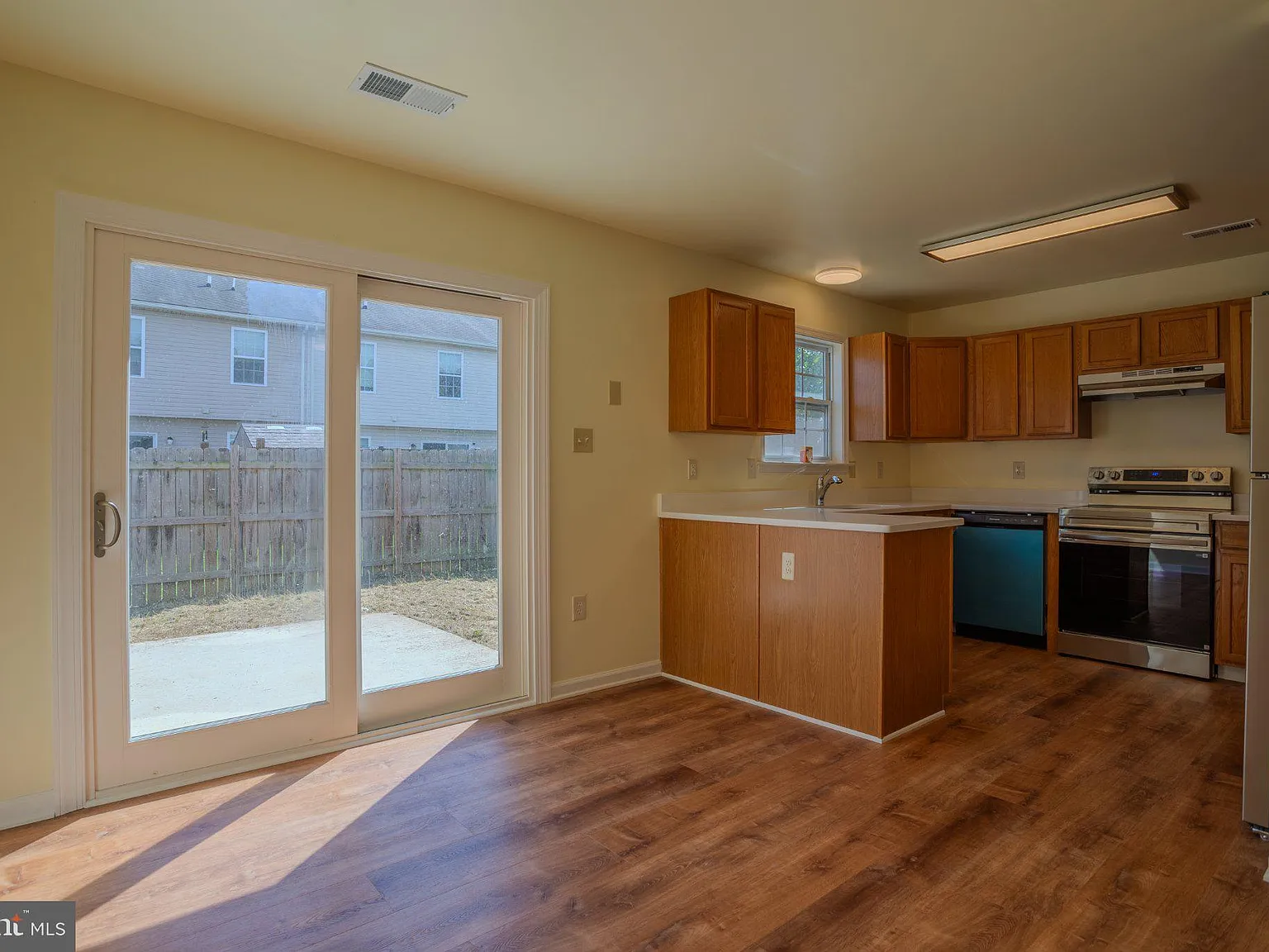 3 bed, 2.5 bath, 1280 sqft, $1,800 — Photo 4