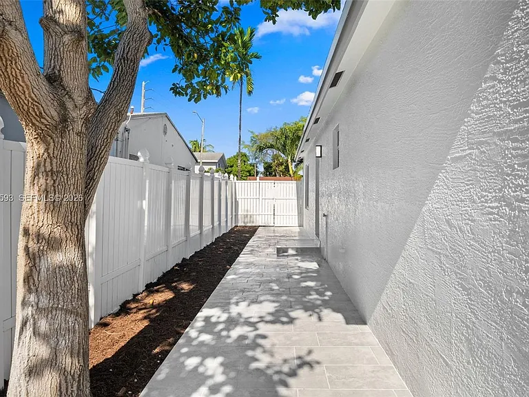 253 SW 4th St — Photo 18