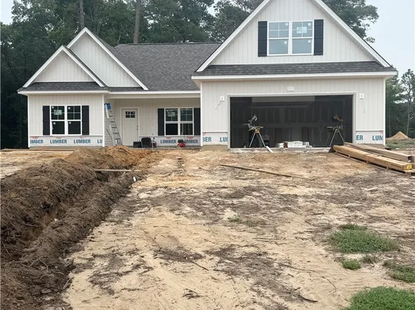 1038 White Plains Dr, Fayetteville, NC 28312