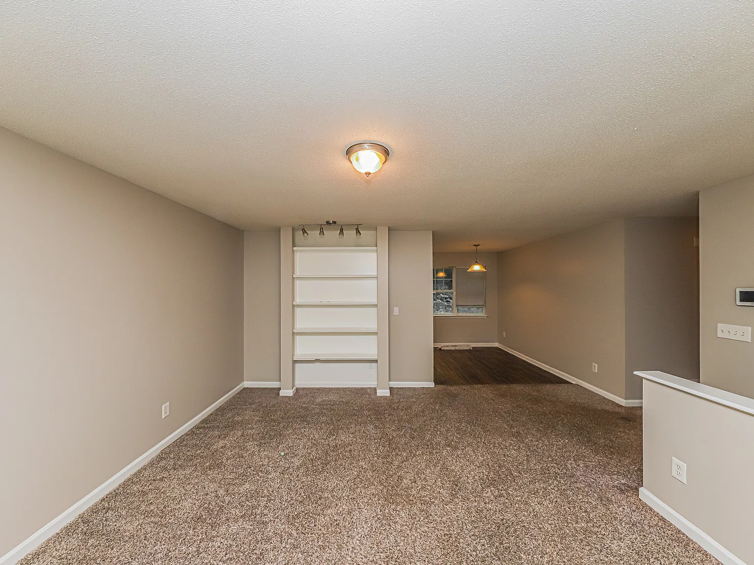 3 bed, 2.0 bath, 1100 sqft, $1,600 — Photo 3