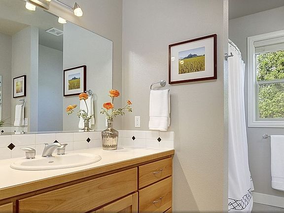 Main floor Full Bathroom
