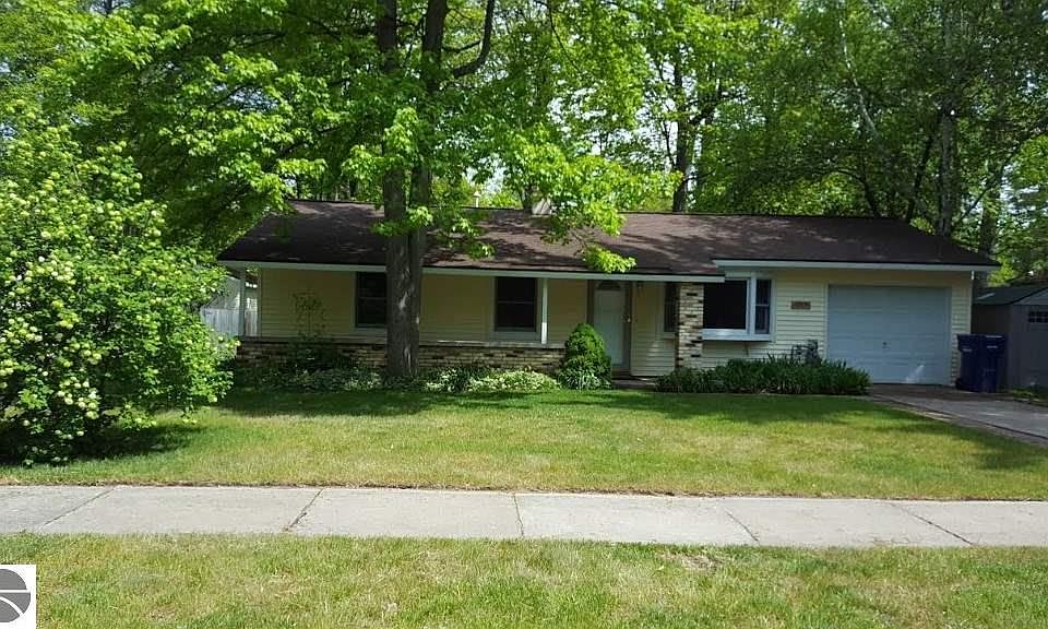 1st image of 1919 Iroquois St