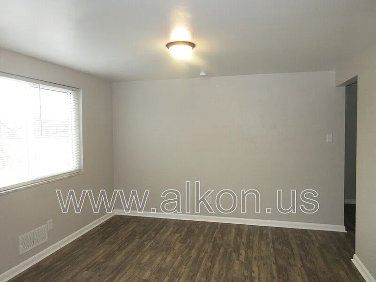1097 Roseanne Ave — Photo 5