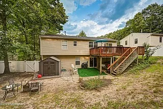 1375 Larchmont Ave — Photo 3