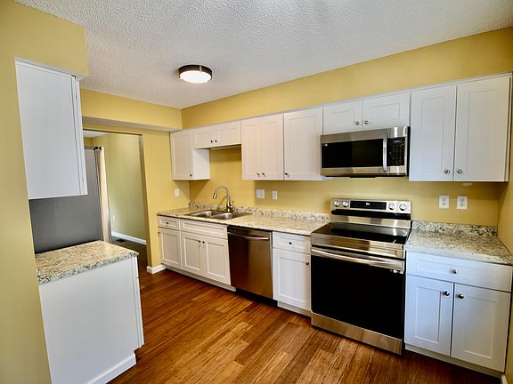 3rd image of 889 Tamara Dr S
