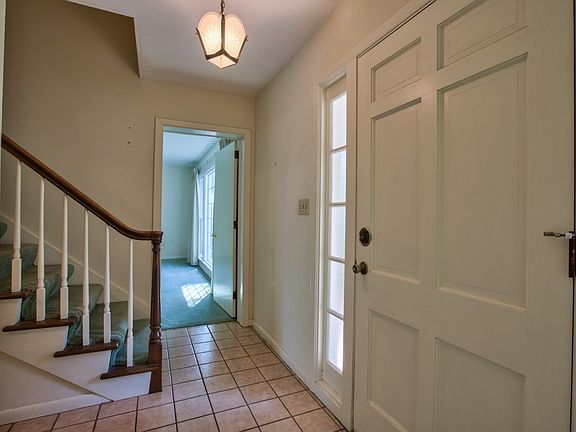 3rd image of 910 Shadowlawn Dr