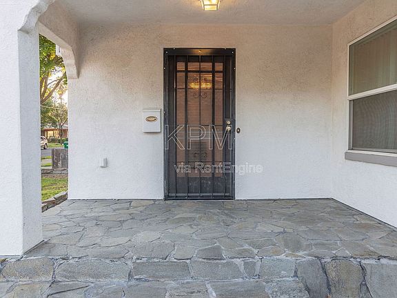2nd image of 325 E Mariposa Ave