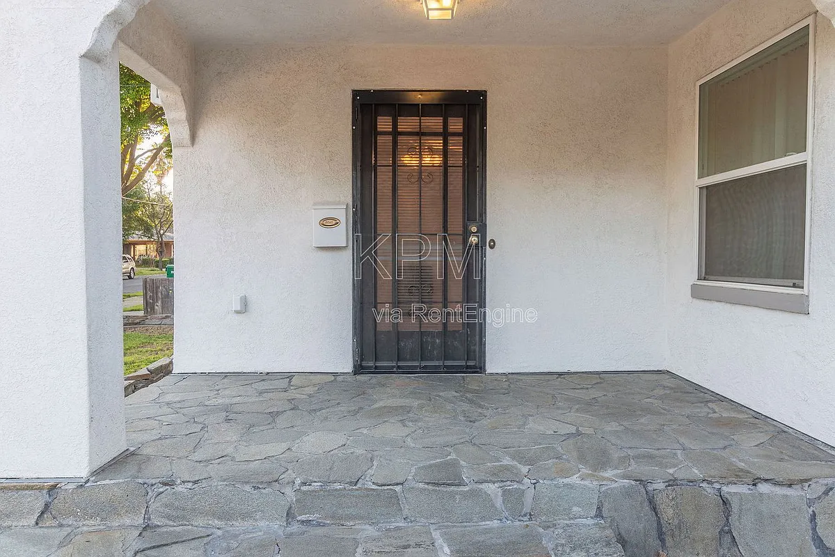 Building Photo - 325 E Mariposa Ave