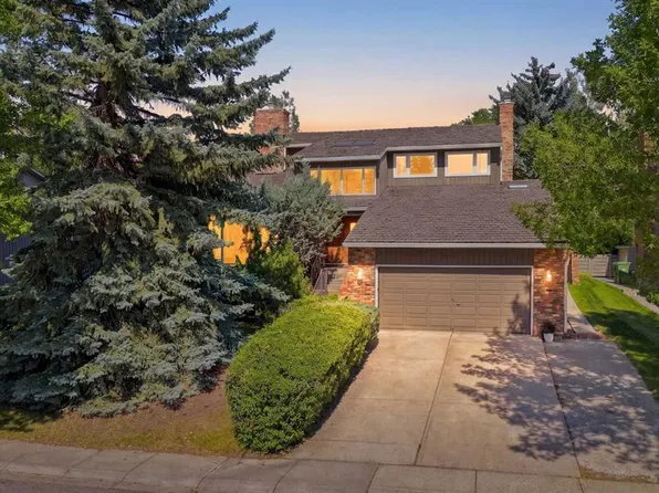 952 SW Edgemont Rd NW, Calgary, AB T3A 2J3