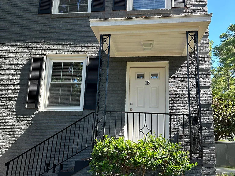 1 Pinecrest Ct #1B — Photo 3