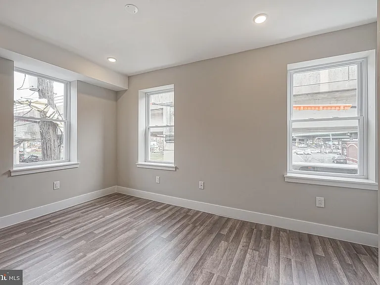 1072 N Front St #A — Photo 5