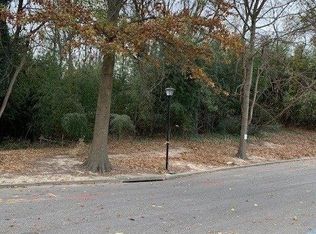 2 Wilder Ln, Huntington, NY 11743