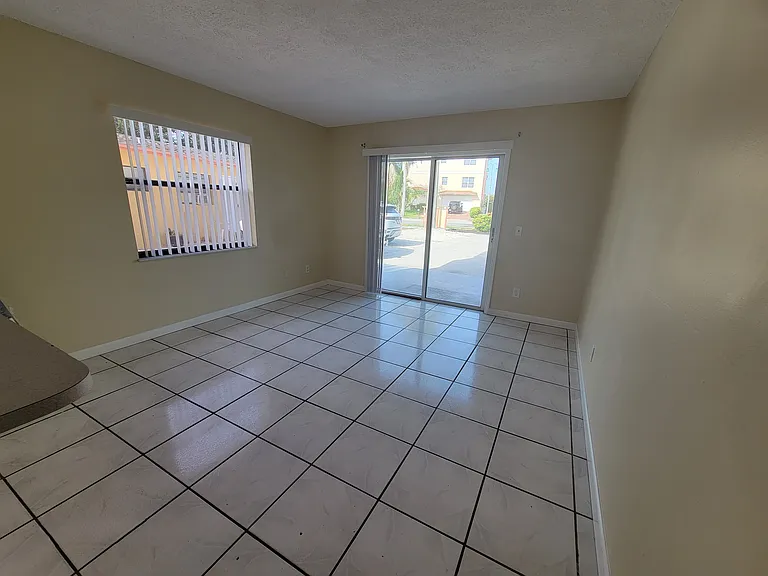 307 S Ocean Dr #B — Photo 18