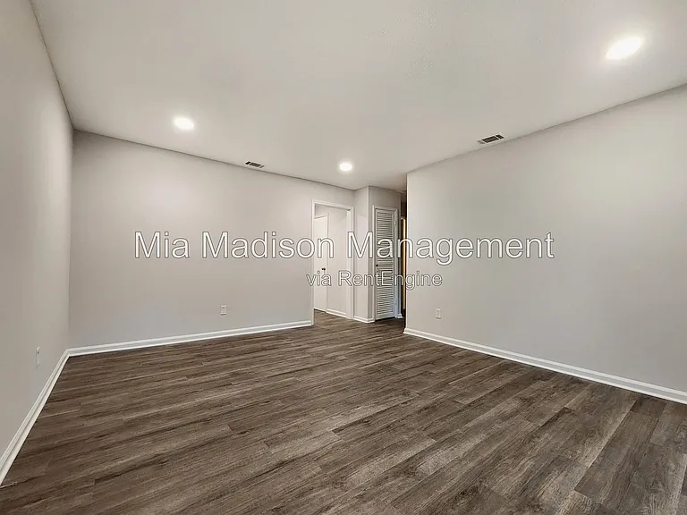 111 E Mell St #16 — Photo 2