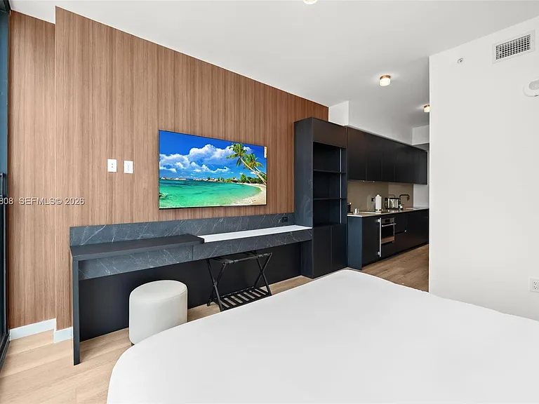20 NE 11th St #4003B — Photo 25