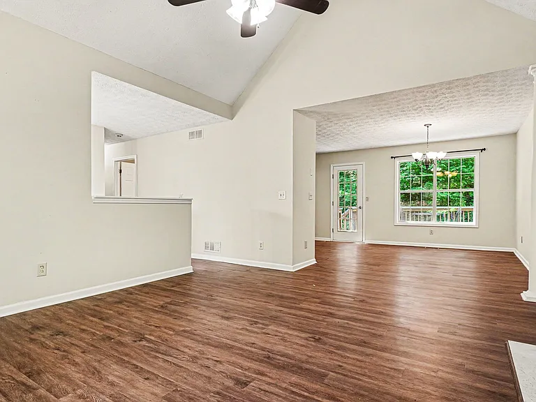 181 N Springs Dr — Photo 3