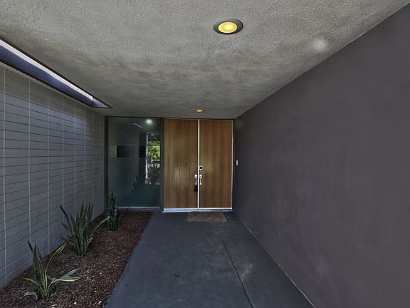 3rd image of 3921 Claremont Dr
