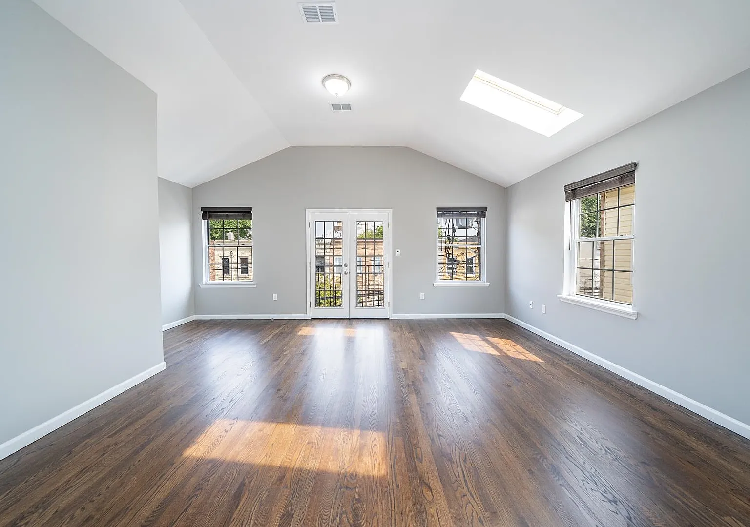 3 bed, 2.0 bath, 1200 sqft, $2,850 — Photo 2