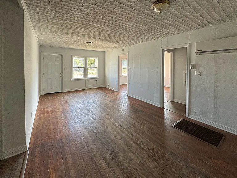 515 N Hough Ave — Photo 3