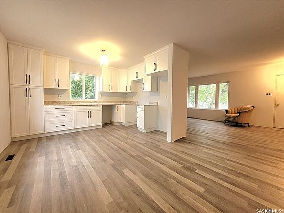 5th image of 902 Albert STREET