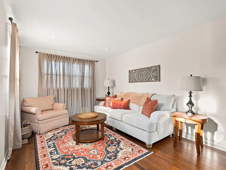 633 Debbie Dr — Photo 1