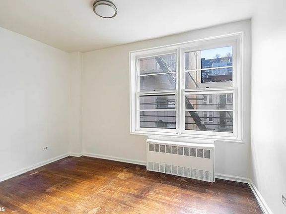 4th image of 320 E 35th St APT 4A
