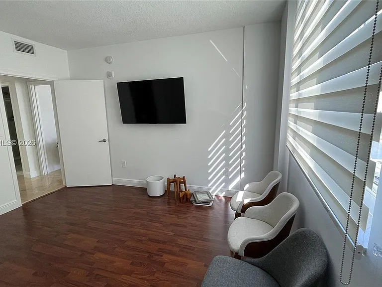18800 NE 29th Ave #818 — Photo 13
