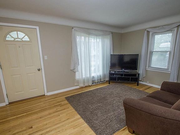 3rd image of 4710 Lincoln Ave