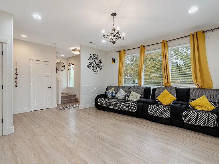 579 NW Adams Ave #1 — Photo 2
