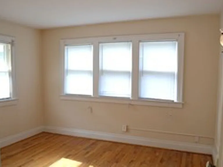 427 E Tompkins — Photo 3