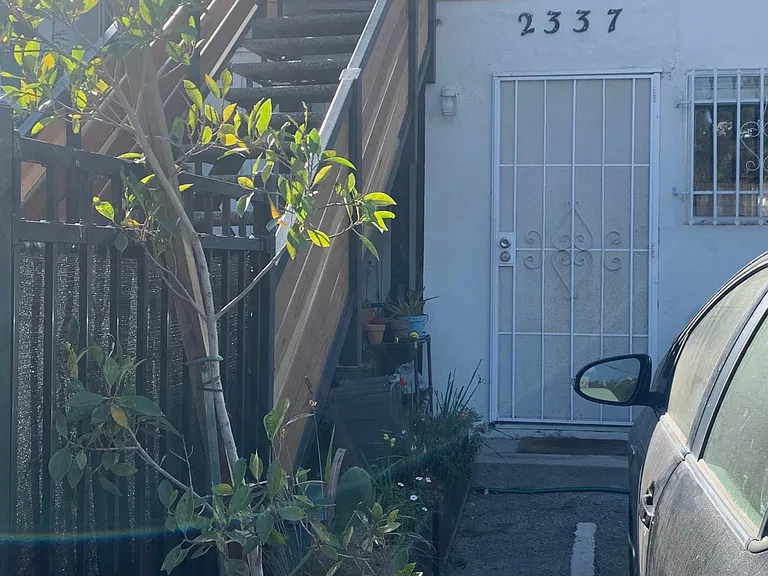 Parking with direct entrance from parking spot