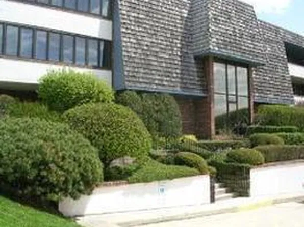 150 Red Top Dr APT 302, Libertyville, IL 60048