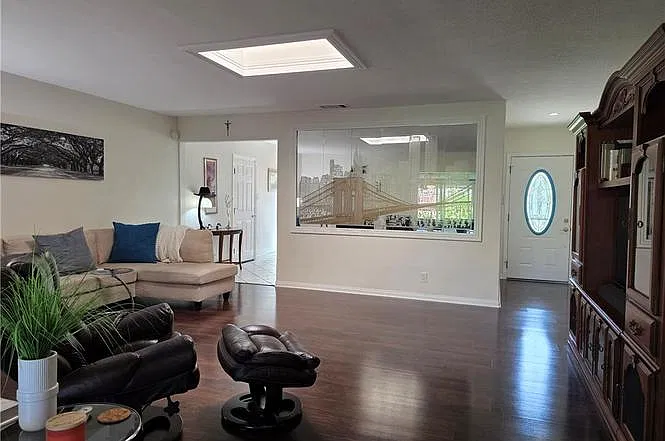 3 bed, 1585 sqft, $4,211 — Photo 2